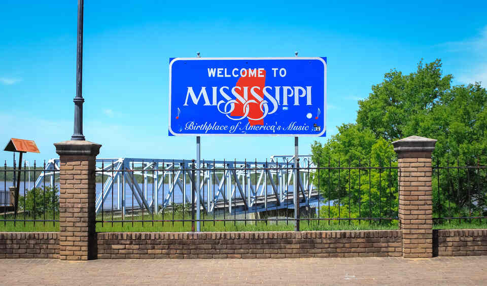 A sign that welcomes you to the state of Mississippi on a summer day